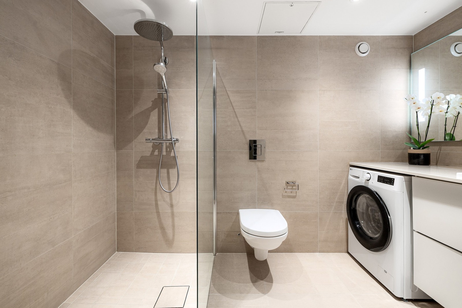 Delikat bad med downlights og gulvvarme. Galleribilde