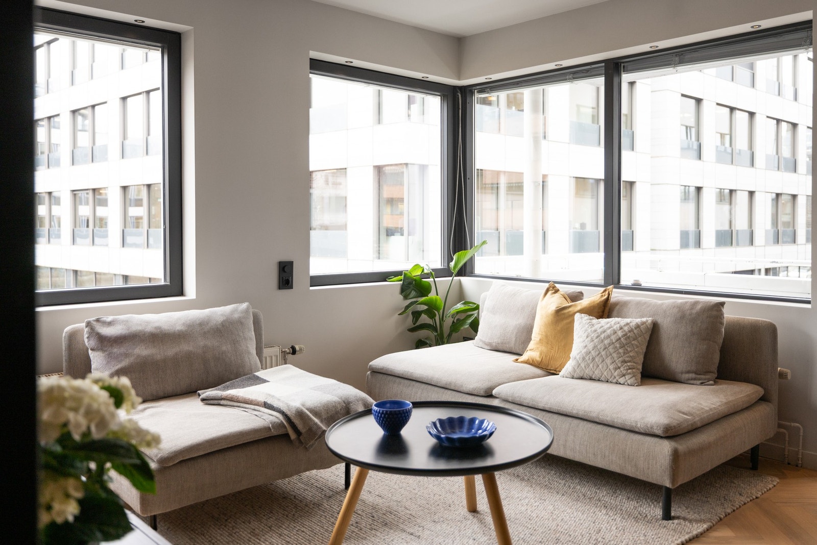 De store vinduene i hjørnestuen gir et godt lysinnslipp. Galleribilde