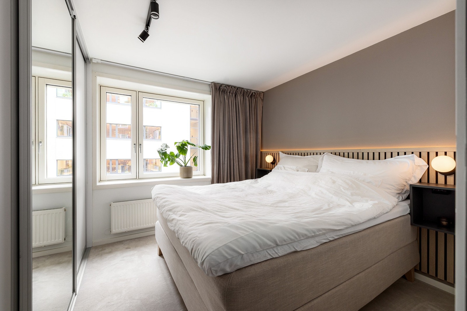 Soverommet er lyst og innbydende med god plass til dobbeltseng. Galleribilde