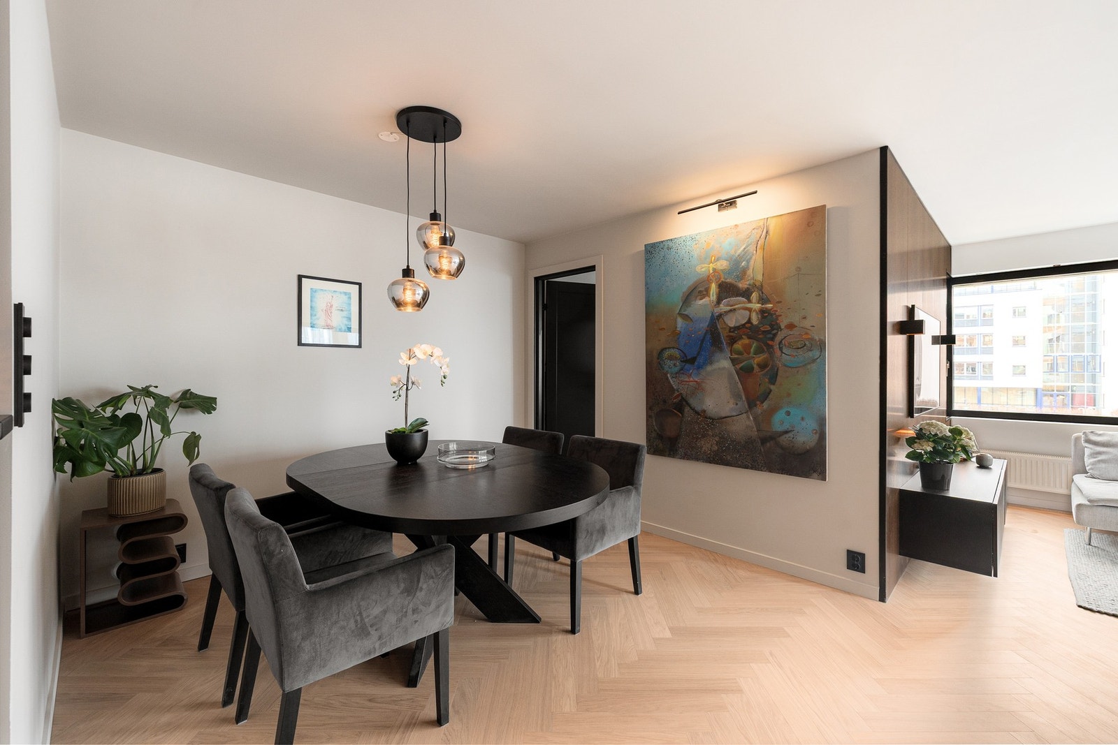 Egen sone for spisestue i stuen der du har plass til et stort spisebord. Galleribilde