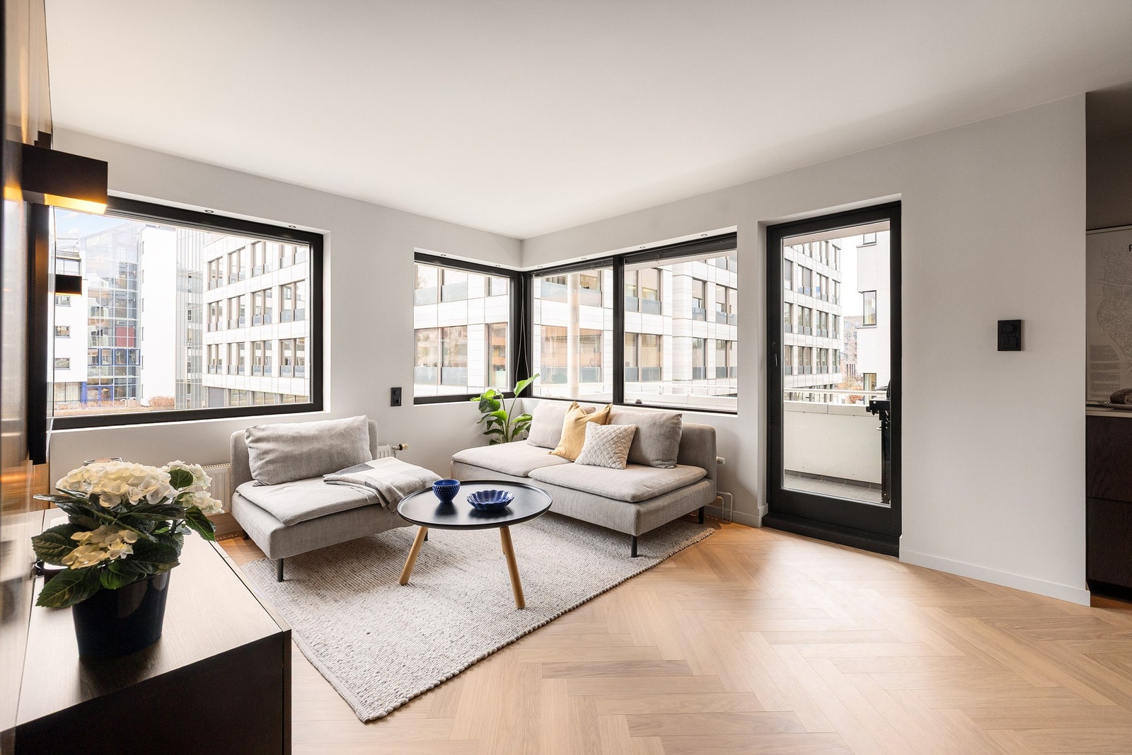 Her får du en lys og åpen stue/kjøkkenløsning delt inn i 3 soner. Galleribilde