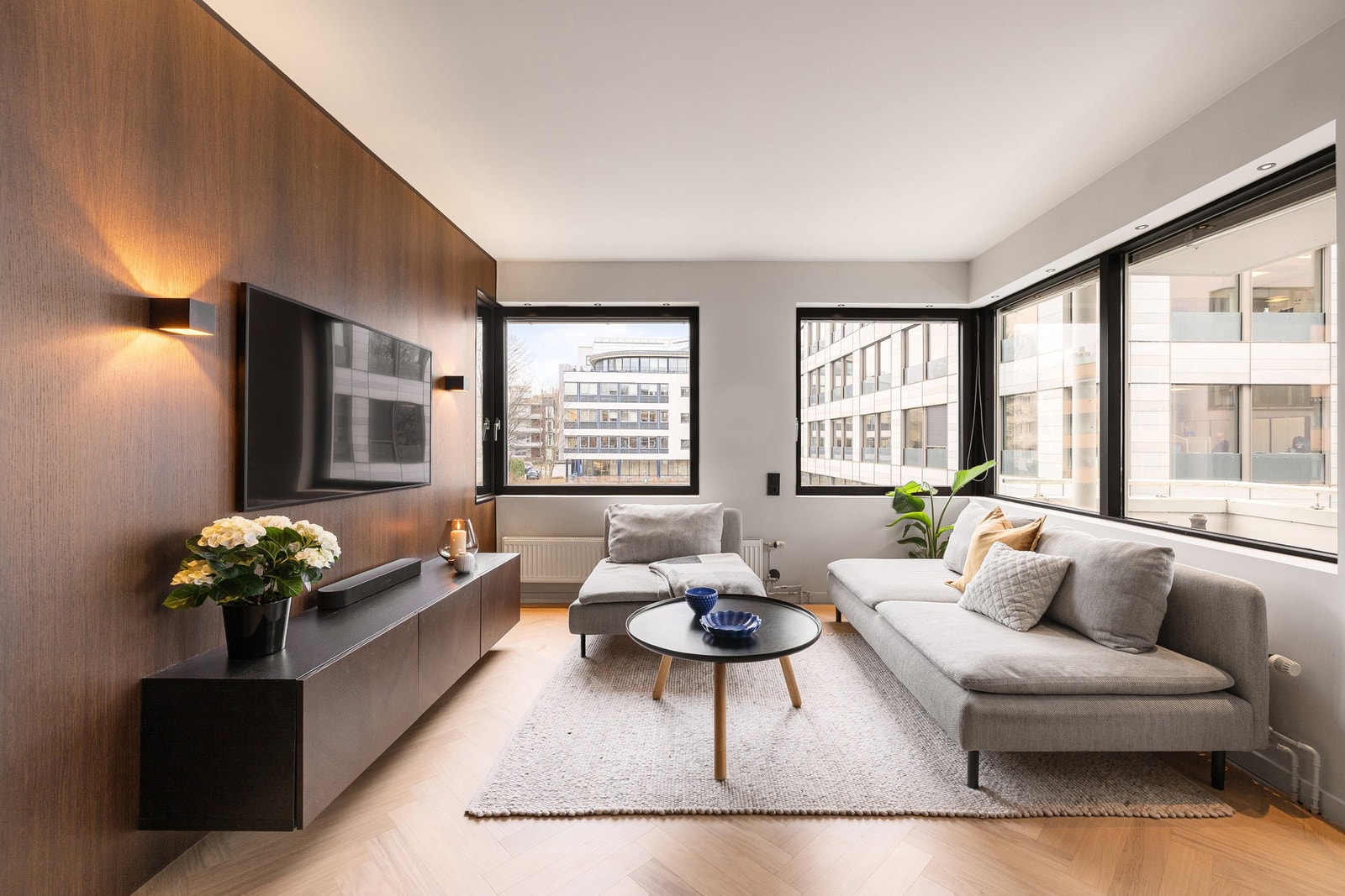 Koselig stuedel med god plass til sofaseksjon og tv-møblement. Galleribilde