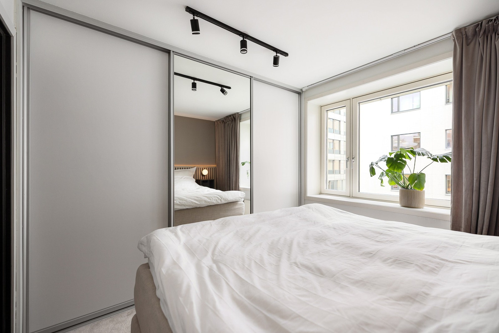 Stor skyvedørsgarderobe får du også. Galleribilde