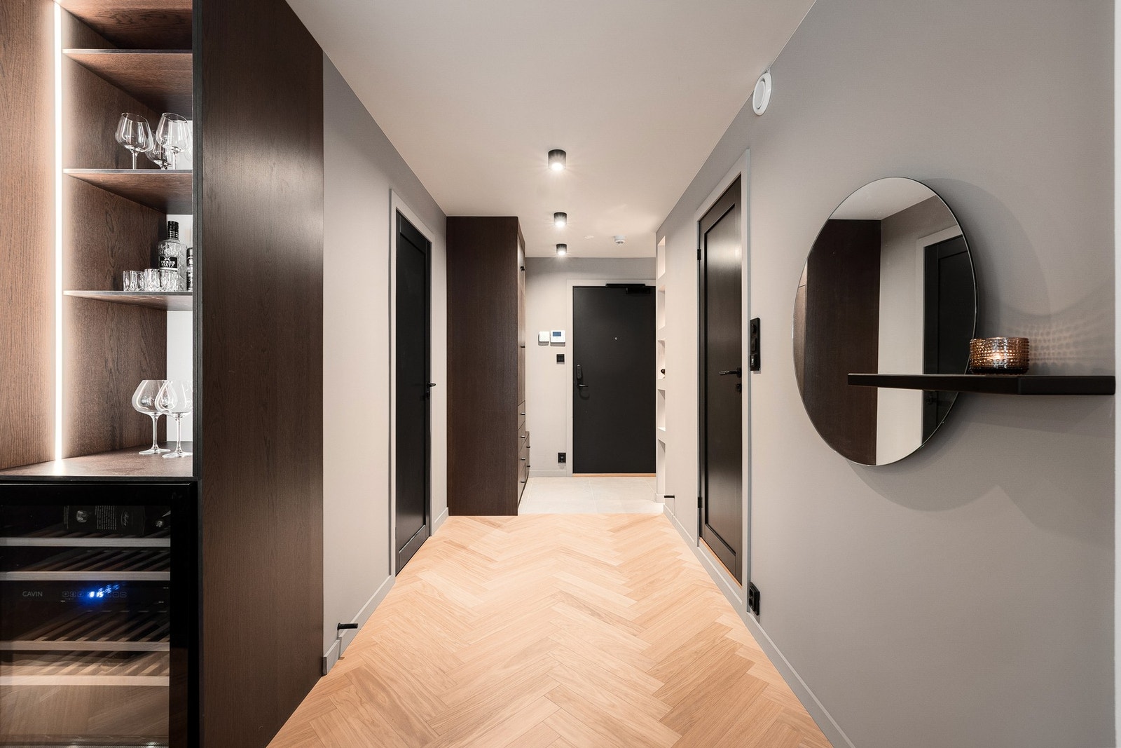 Videre i leiligheten får du en stor entré, bad og soverom. Galleribilde