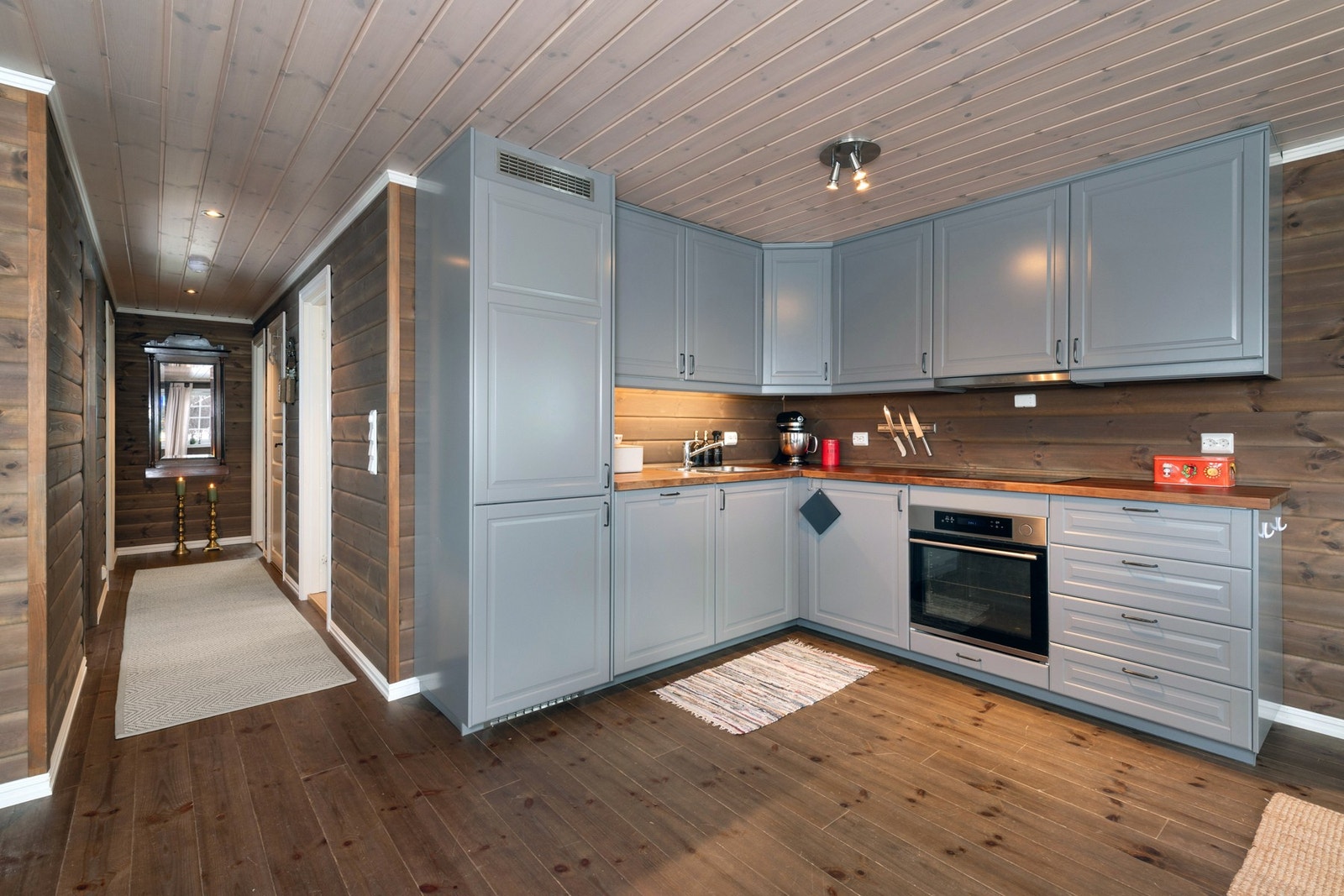 Integrerte hvitevarer og god skapplass. Galleribilde