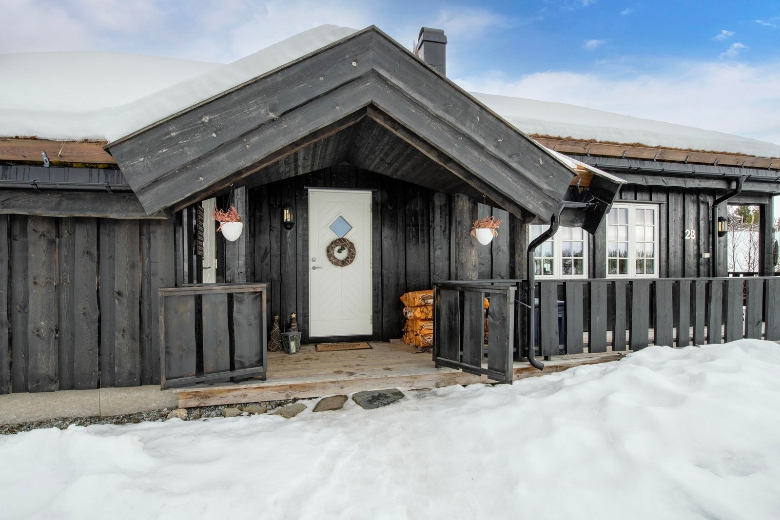 Her ønskes man velkommen i et takoverbygget inngangsparti. Galleribilde