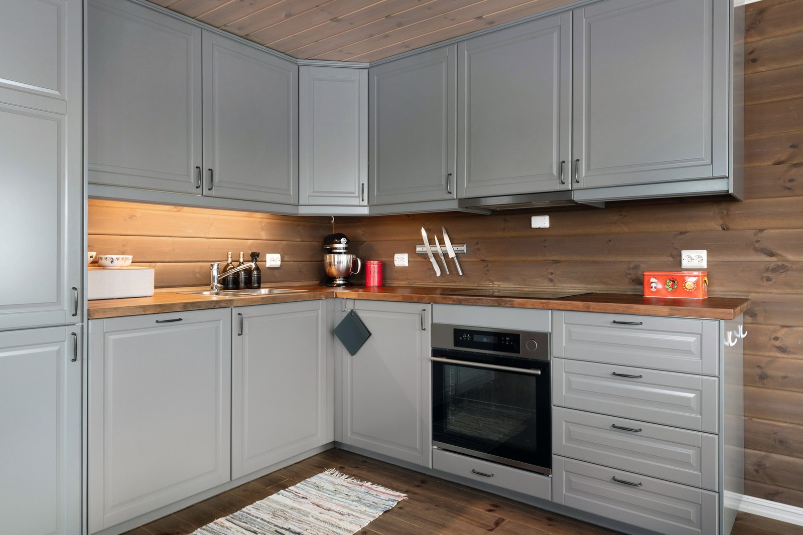 Tidløs innredning med profilerte fronter og heltre benkeplate. Galleribilde