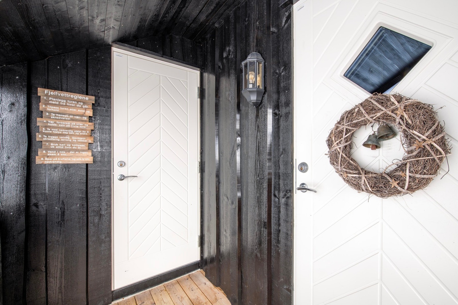 Inngangsdøren og dør til en praktisk utvendig bod på 3 kvm. Galleribilde