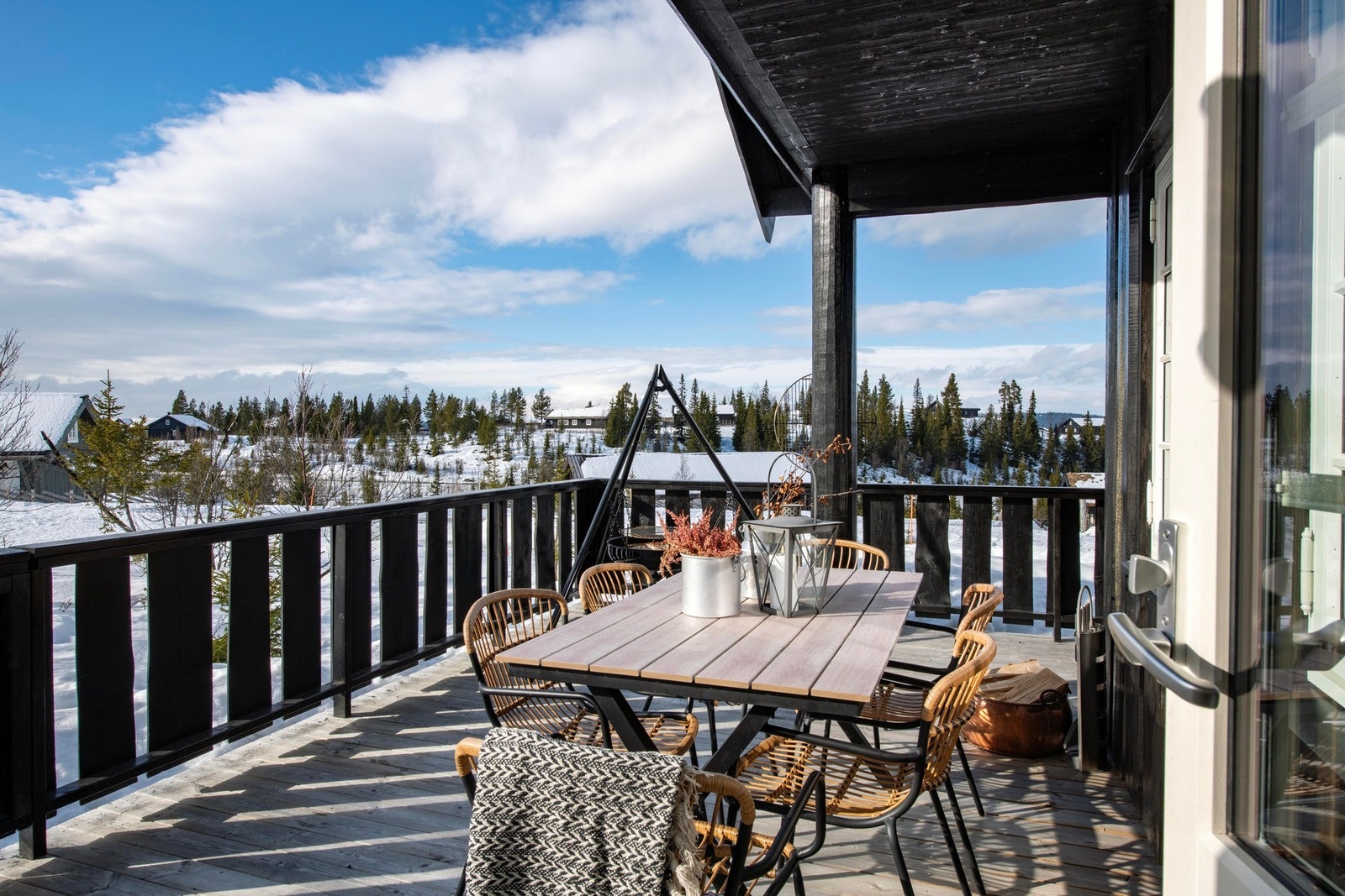 Romslig terrasse med god plass til utemøbler. Galleribilde