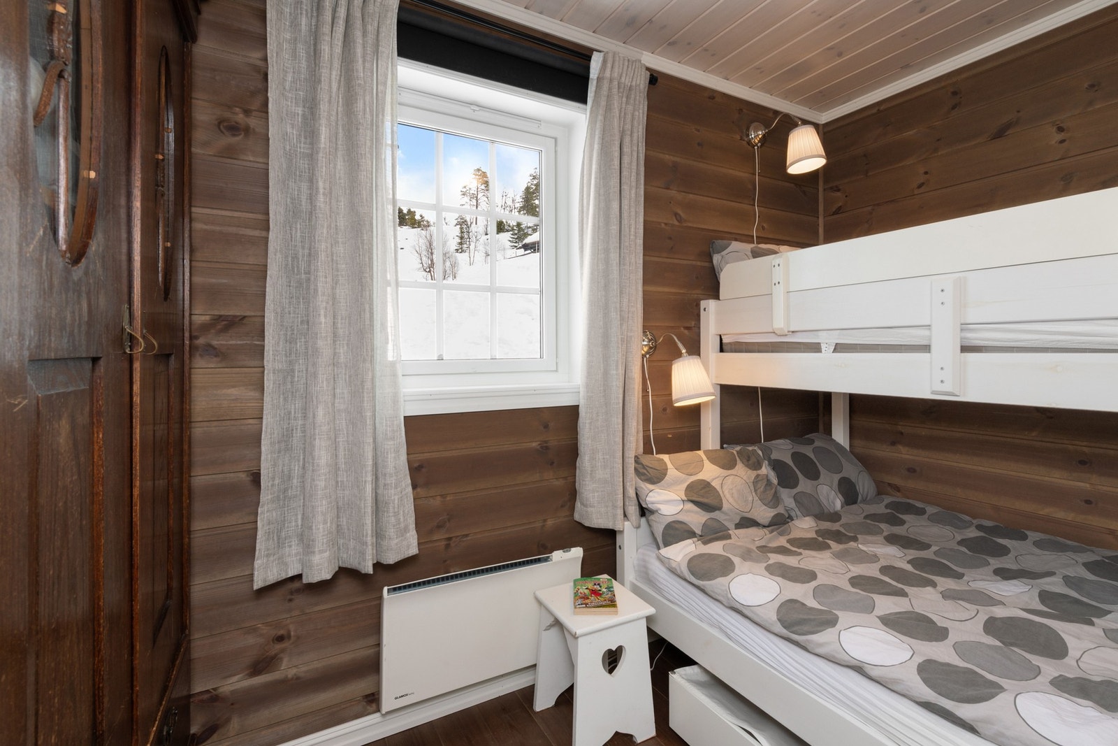 Det andre soverommet i hovedetasjen er innredet med familiekøye. Galleribilde