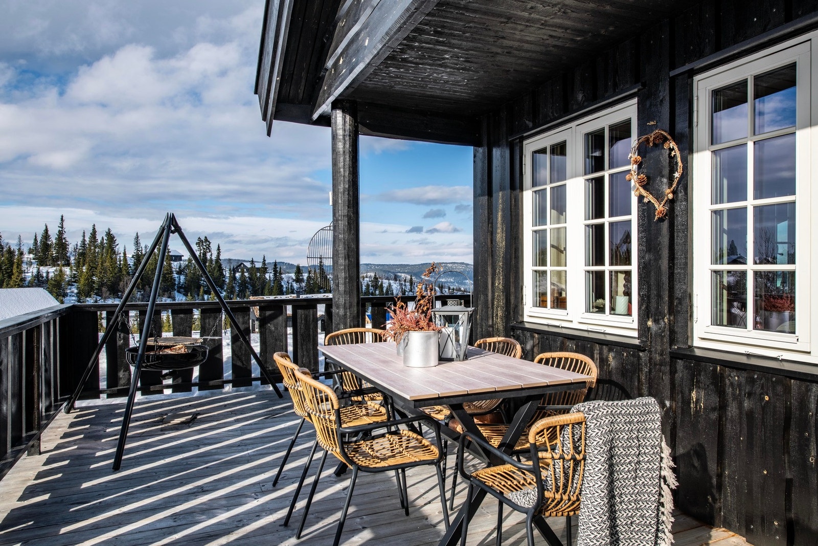 Koselig hytte med god planløsning og hems i etablerte Trollsetlia på Nesfjellet. Galleribilde