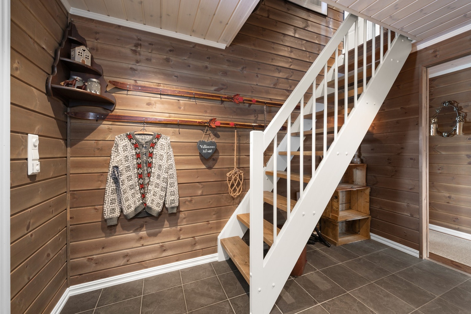 Trappa fører opp til en praktisk og hyggelig hems. Galleribilde