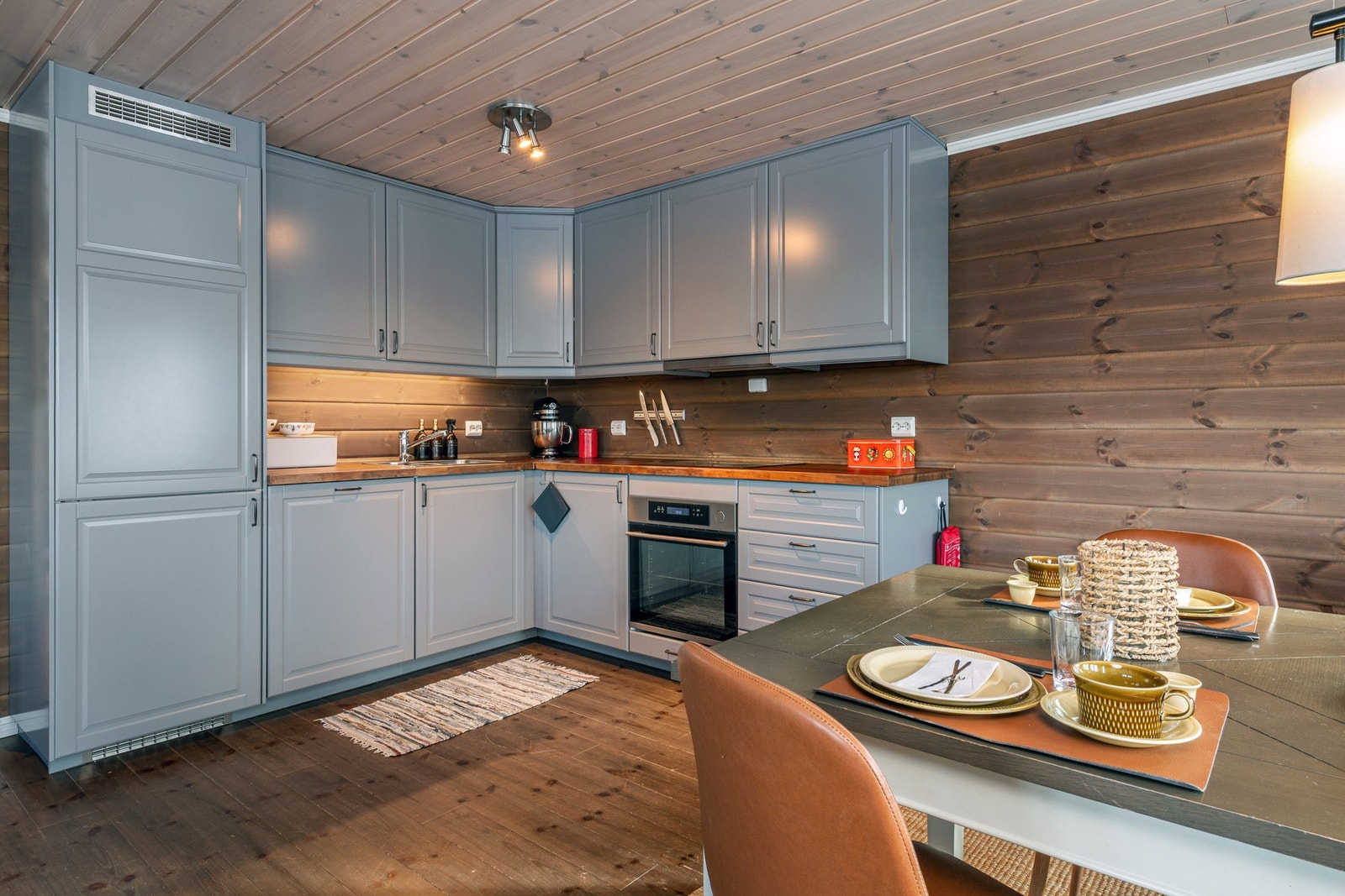 Kjøkkenet ligger i åpen løsning med stuen. Galleribilde