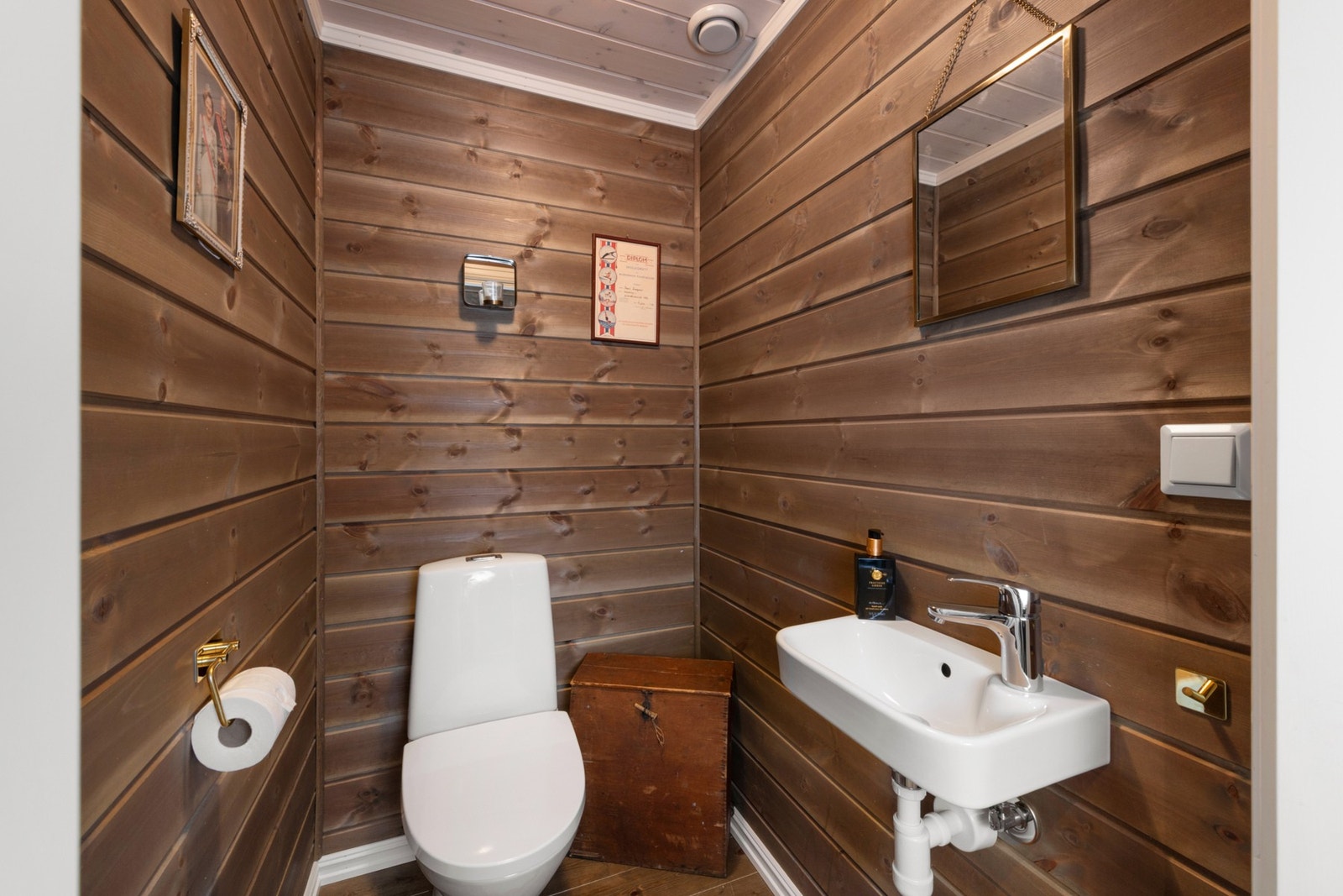 Praktisk toalettrom når flere oppholder seg på hytta. Galleribilde