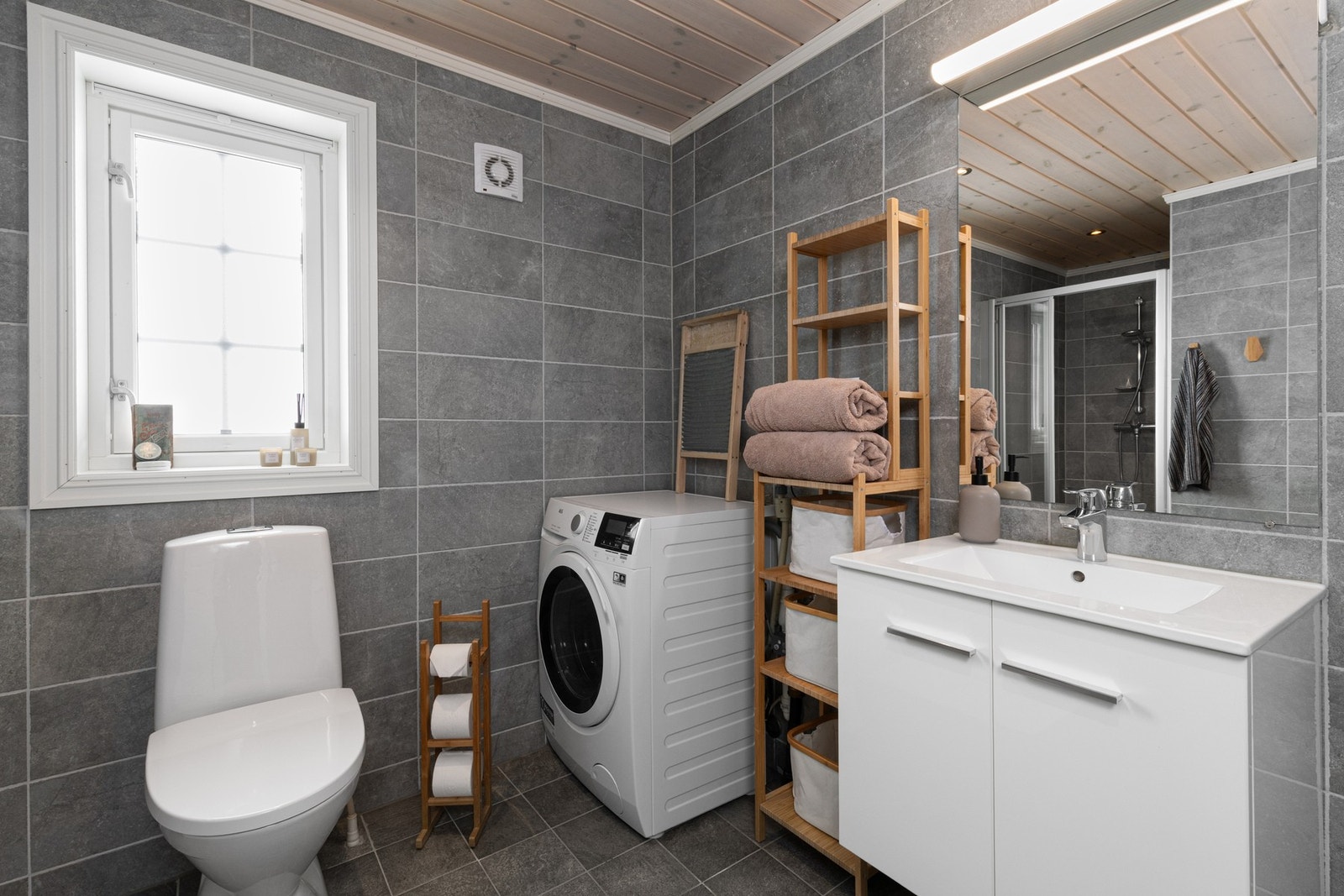 Flislagte gulv og vegger med tidløst uttrykk. Galleribilde