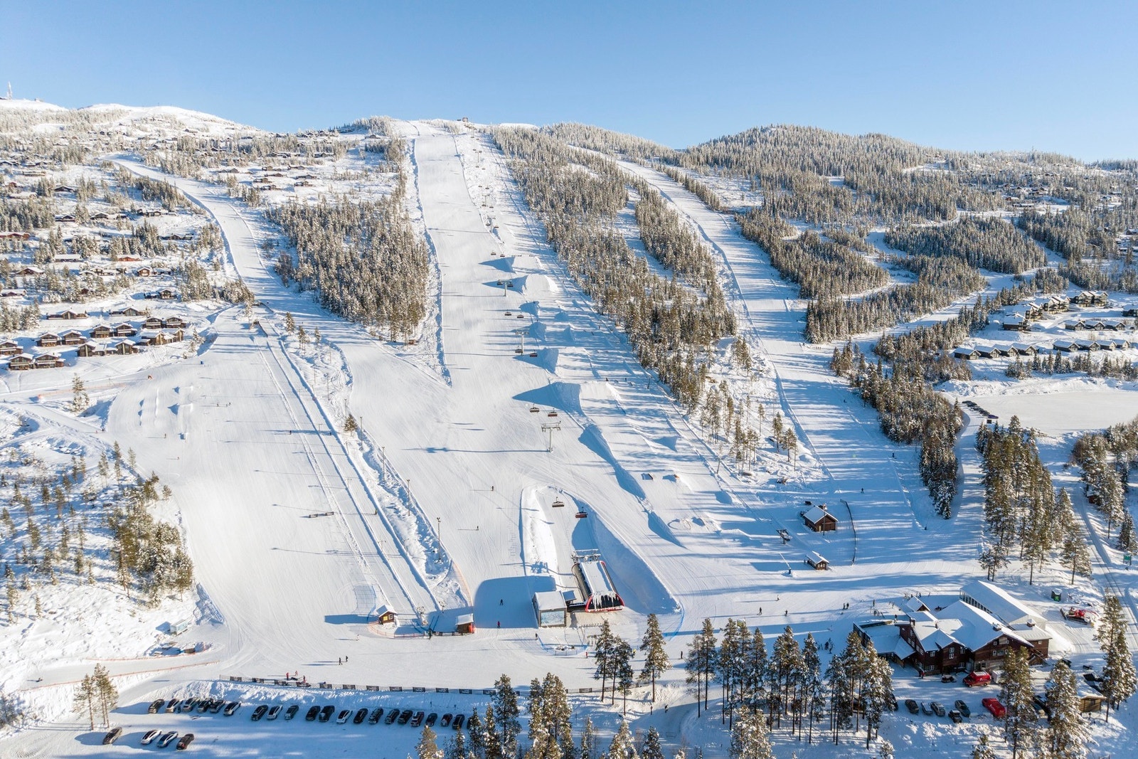 Nesfjellet Alpin med 15 nedfarter, 6 heiser og ny 8-seters ekspressheis. Galleribilde