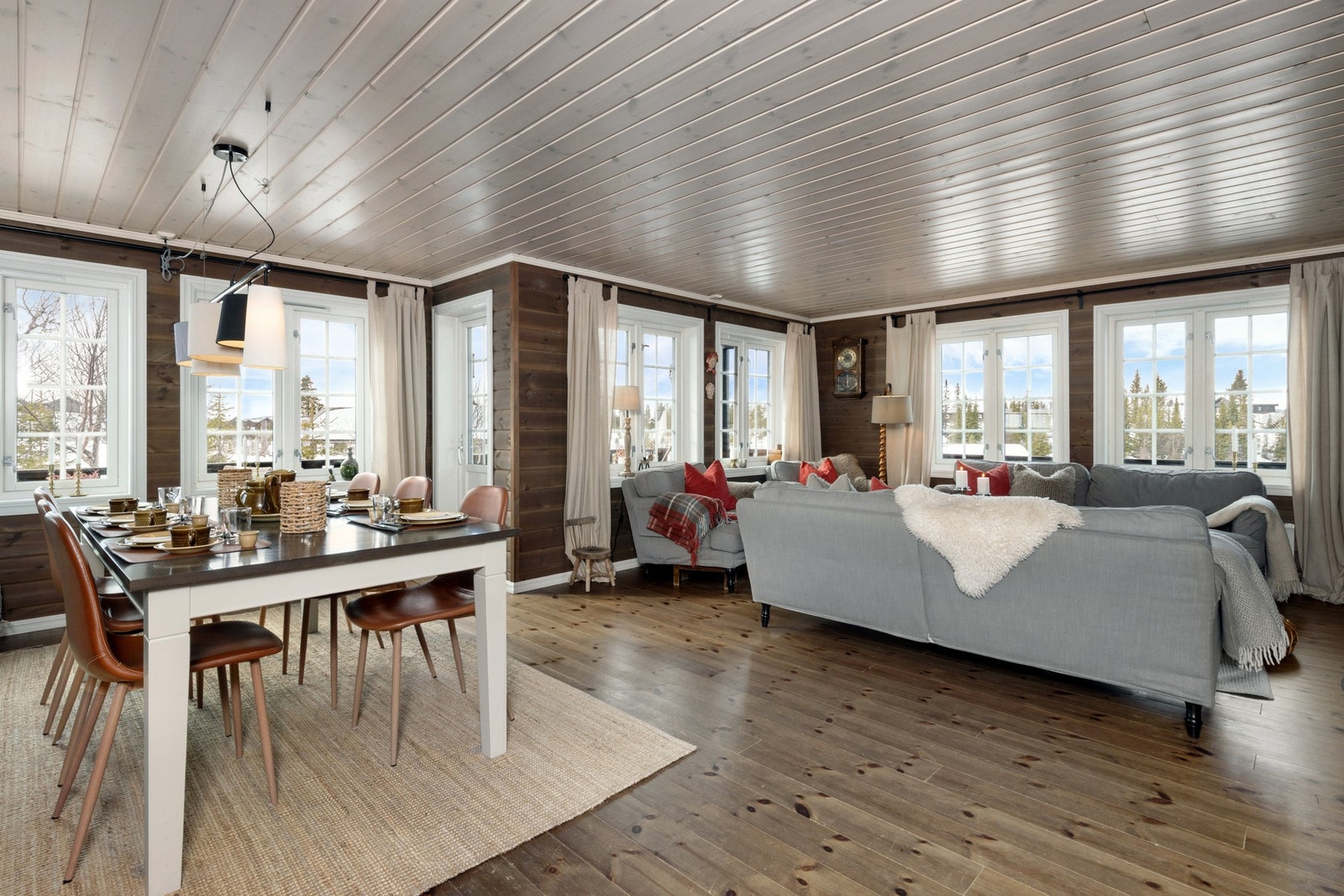 Fra spisestuen er det utgang til terrassen. Galleribilde