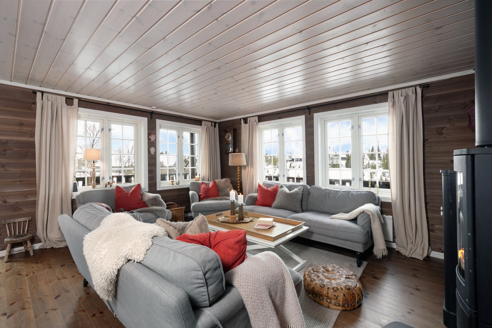 I stuen er det god plass til stor sofagruppe foran peisen. Galleribilde