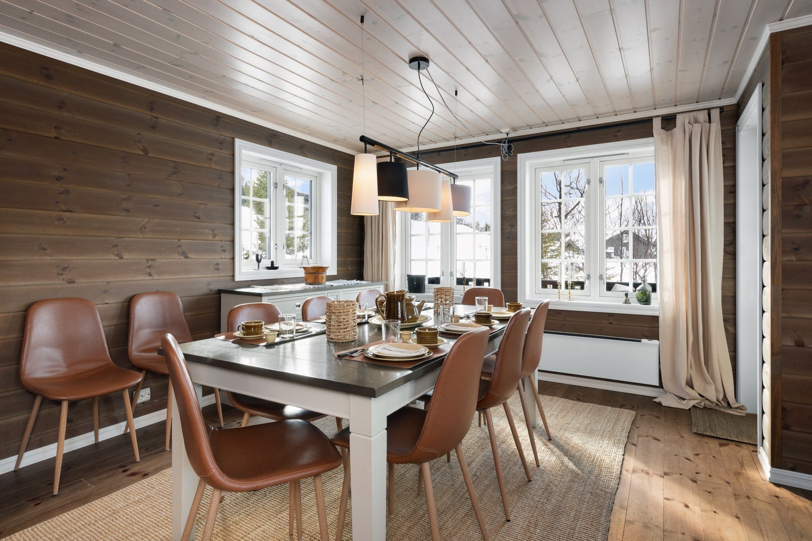 Store vindusflater slipper inn godt med naturlig lys. Galleribilde