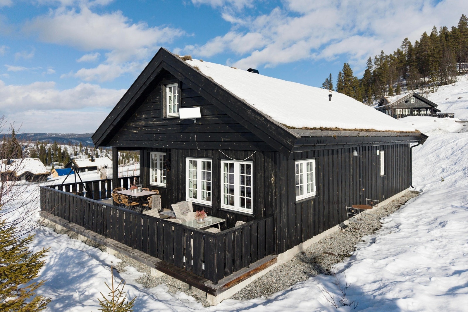 Hytta har tradisjonelt uttrykk med torvtak. Galleribilde