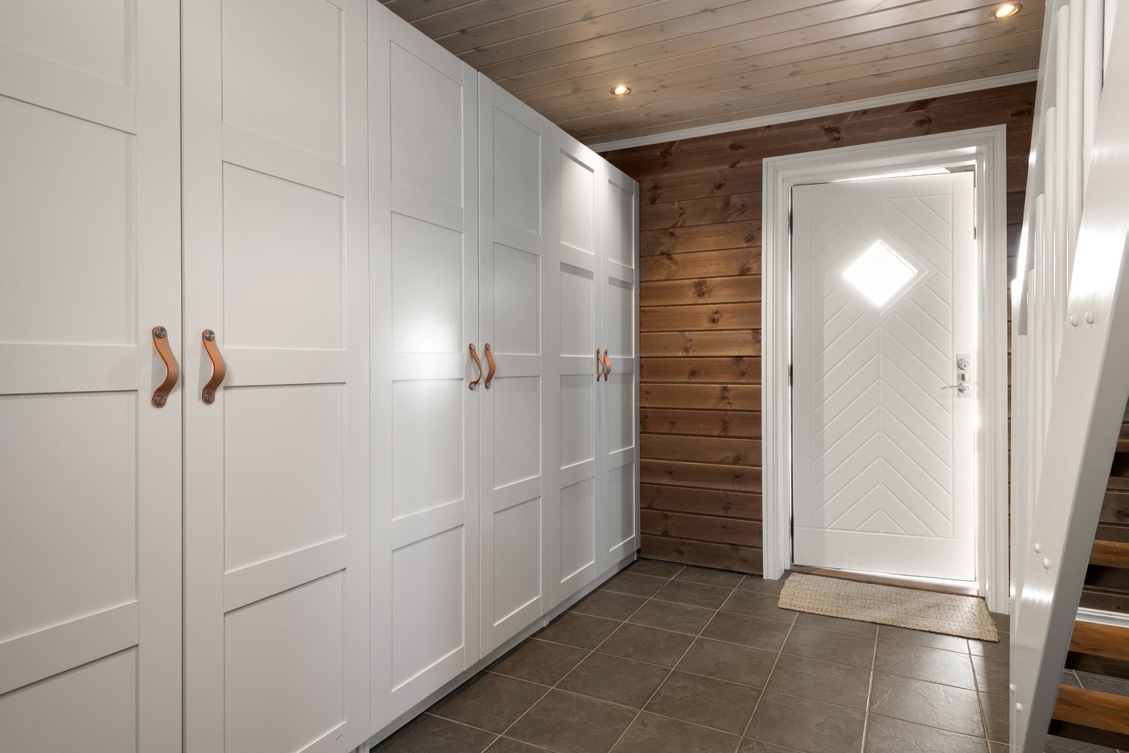 Romslig, flislagt entré med varmekabler og god skapplass. Galleribilde