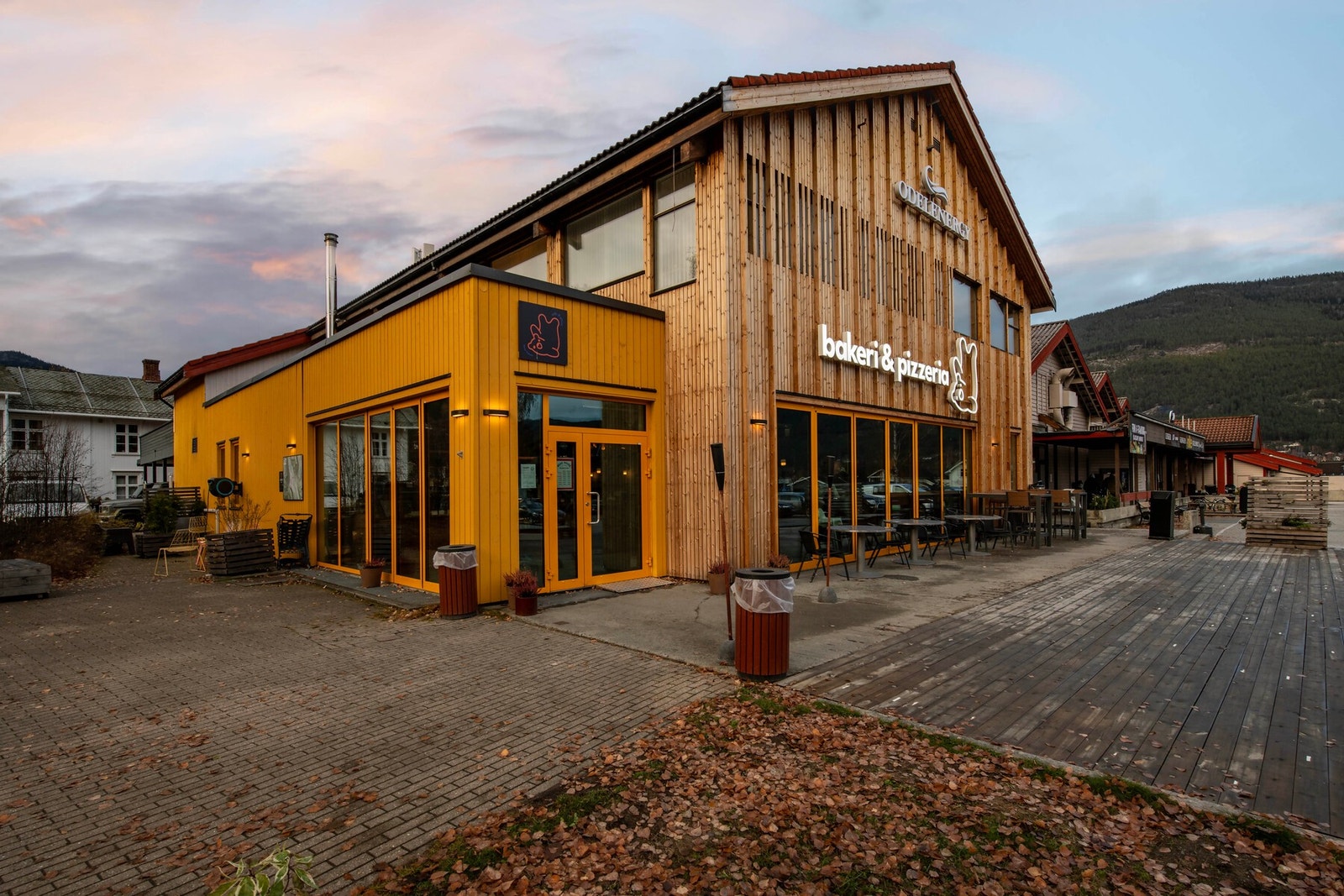 Det er ca 15 minutter ned til Nesbyen sentrum. Her finner du alt du trenger for å klare deg på hytta over en lengre periode. Galleribilde