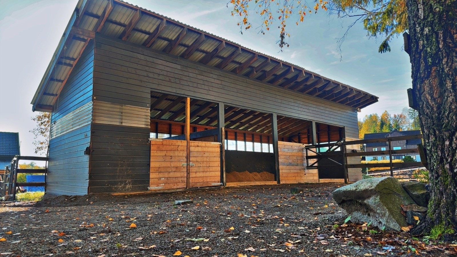 Eiendommen er tilrettelagt for hestehold med paddocker, utegang og strømgjerde. Bilde fra selger. Galleribilde