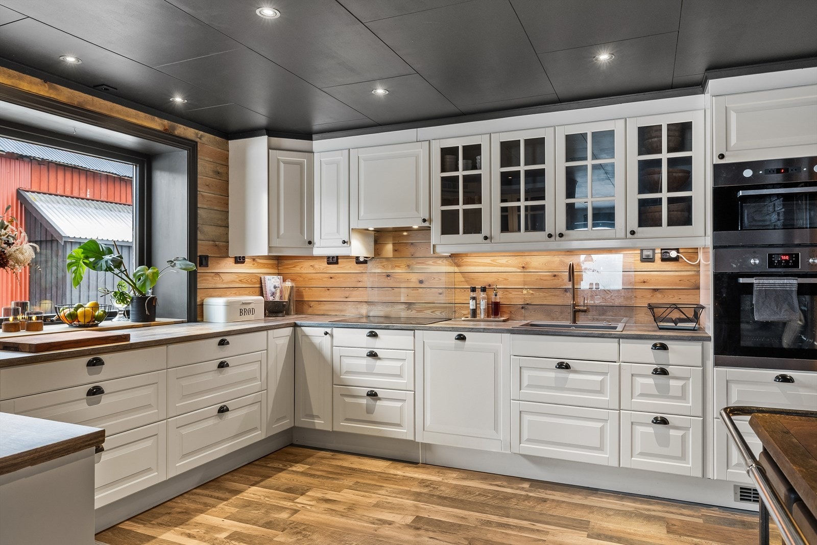 Et praktisk og innbydende kjøkken med god arbeidsplass. Galleribilde