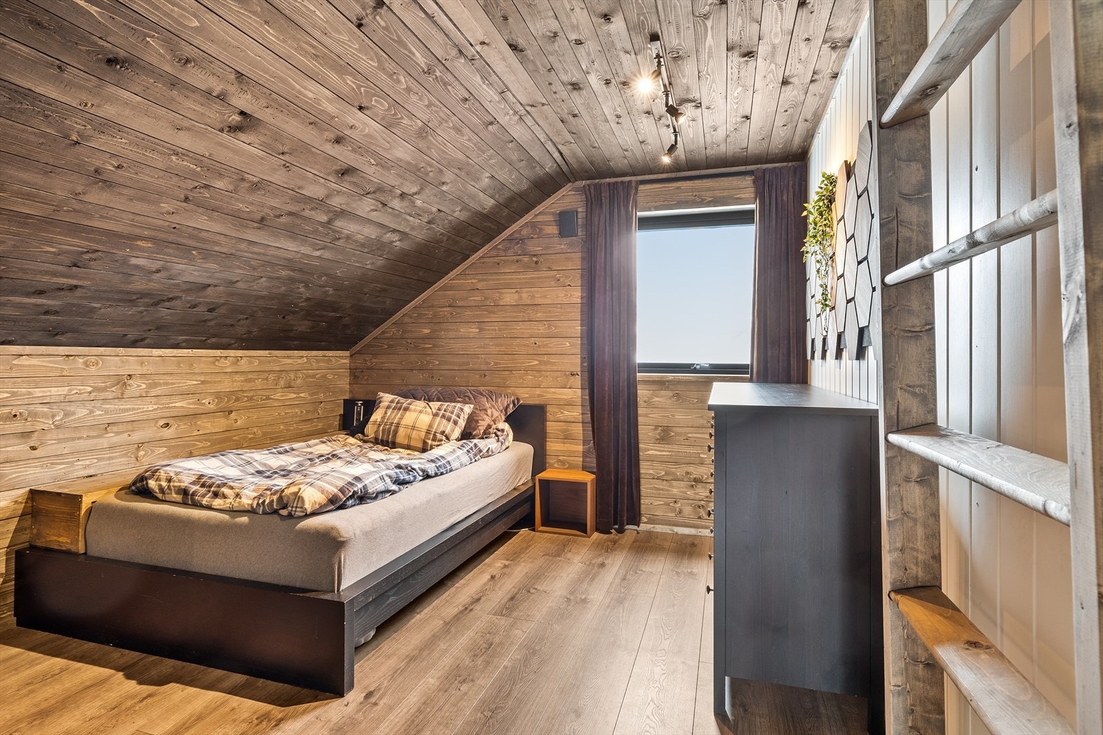 Soverom 2.etg. (søknad om bruksendring er under behandling hos kommunen. pt. ikke godkjent til varig oppholdsrom) Galleribilde