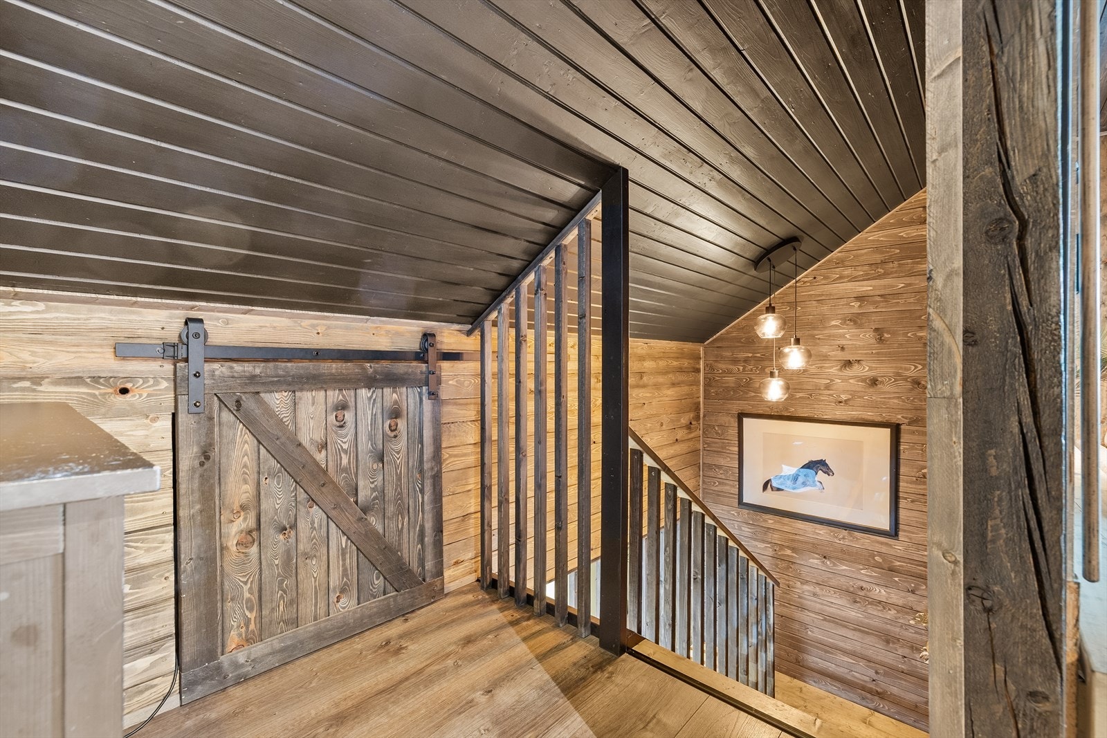 Praktisk lagringsplass i knevegg gir ekstra oppbevaringsmuligheter. Galleribilde