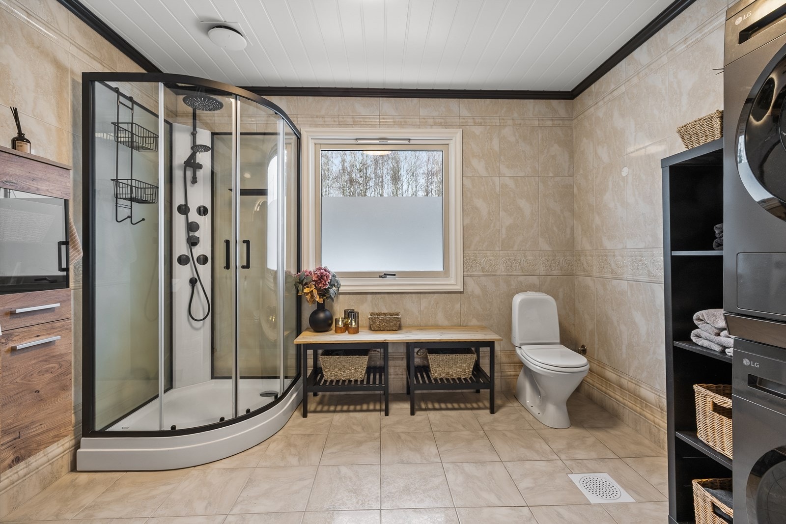 Badet har fått et oppdatert uttrykk med ny innredning og nytt dusjkabinett. Galleribilde