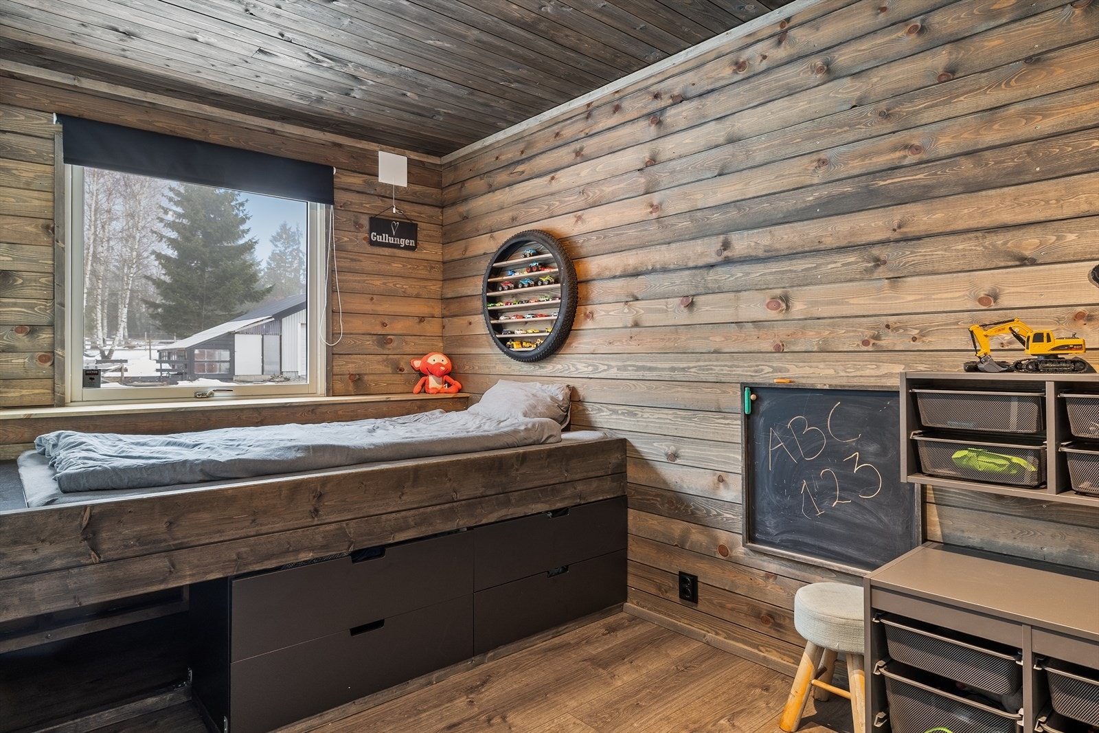 Soverommene har en lun og personlig atmosfære. Her er soverom 2. i 1.etg. Galleribilde