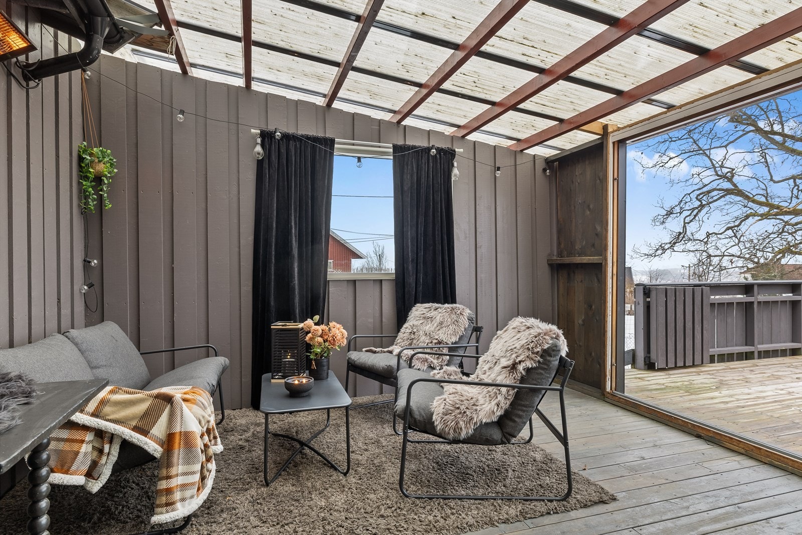 Overbygget veranda gir et hyggelig uterom med ly for vær og vind. Galleribilde