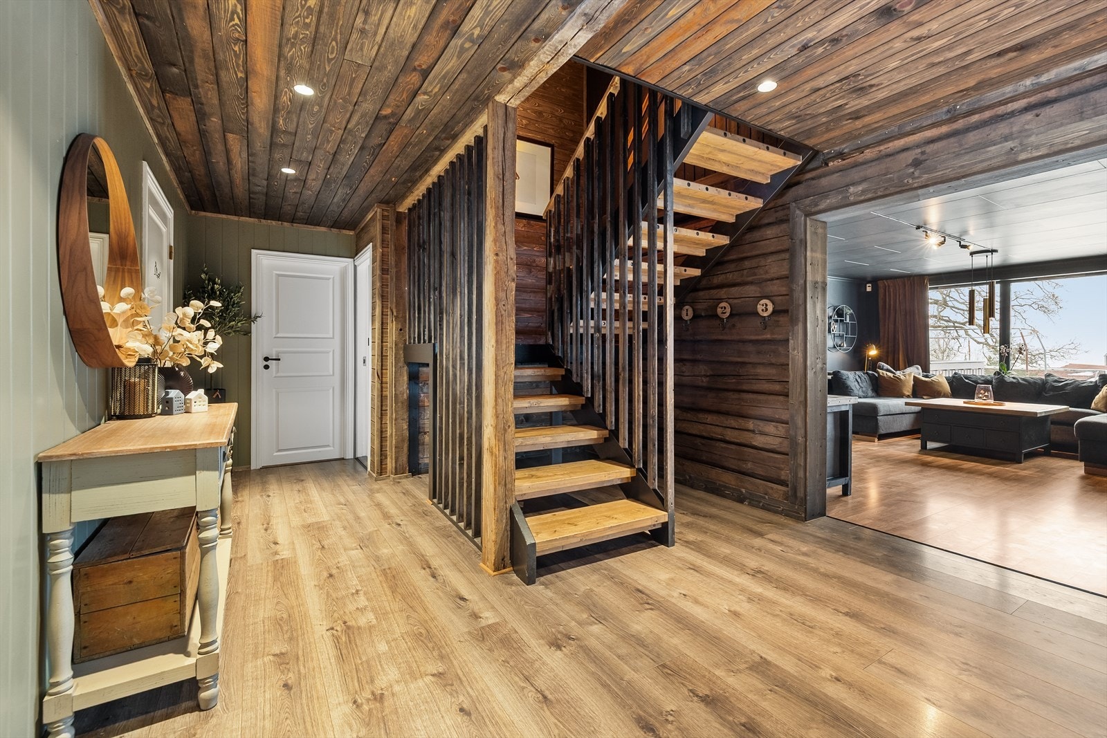 Gangen og hallen har luftig og innbydende preg. God plass til kommode, knagger mm. Galleribilde