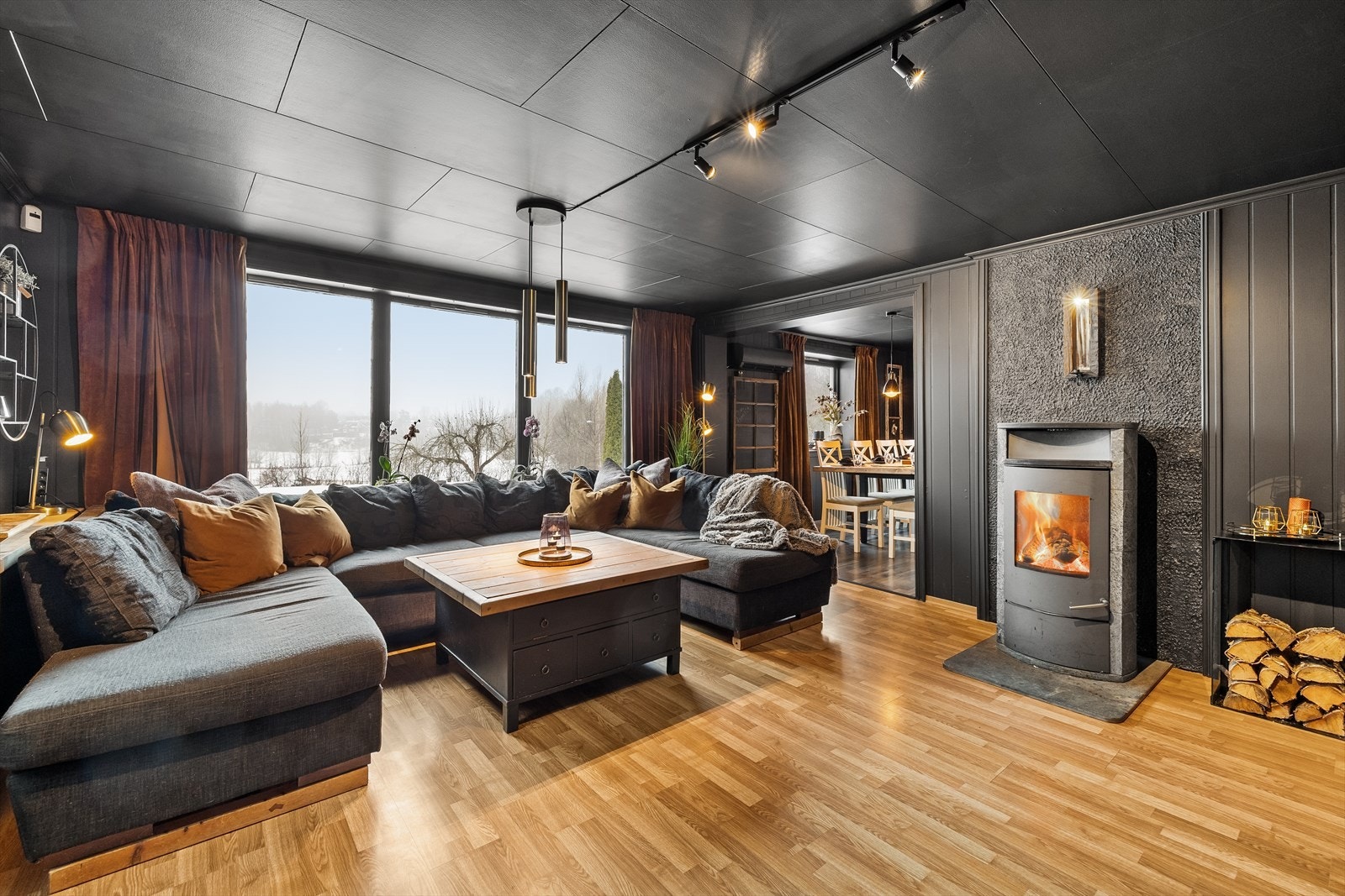 Velkommen inn! Mørke fargetoner og røffe materialer gir boligen en gjennomført ranch-inspirert stil. Galleribilde