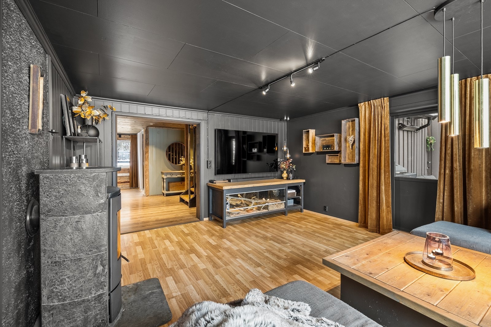 Stuen er lun og innbydende med vedovn som naturlig samlingspunkt. Galleribilde