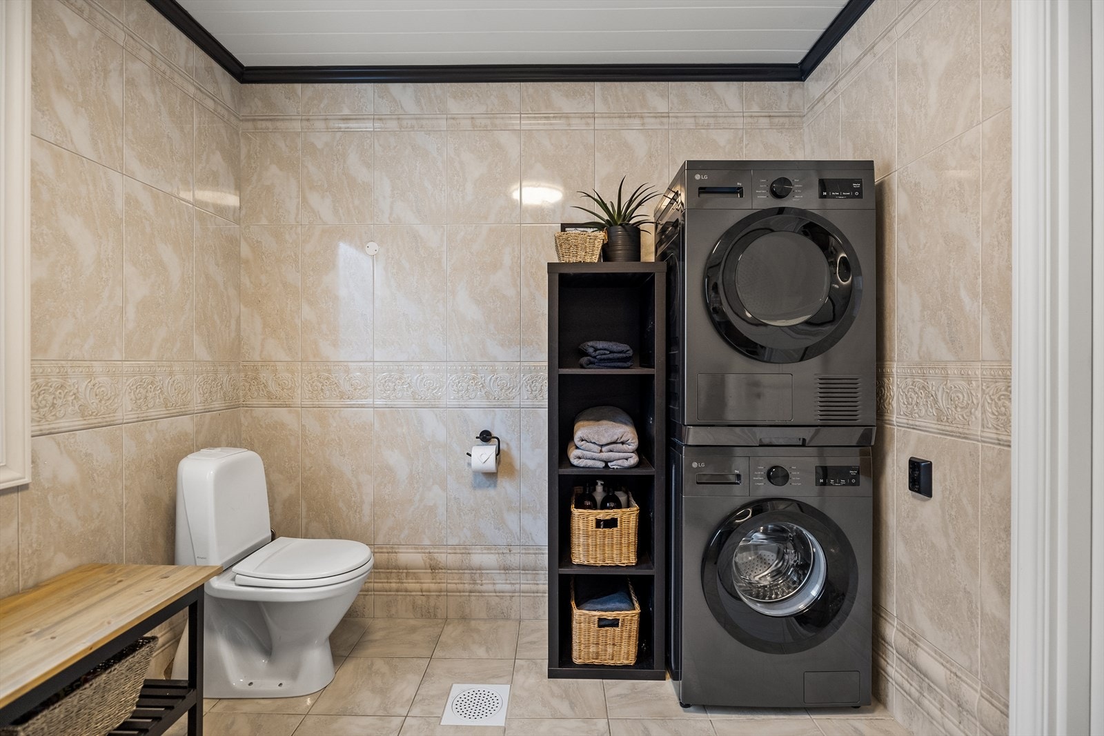 Opplegg for vaskemaskin og plass til tørketrommel på badet. Galleribilde