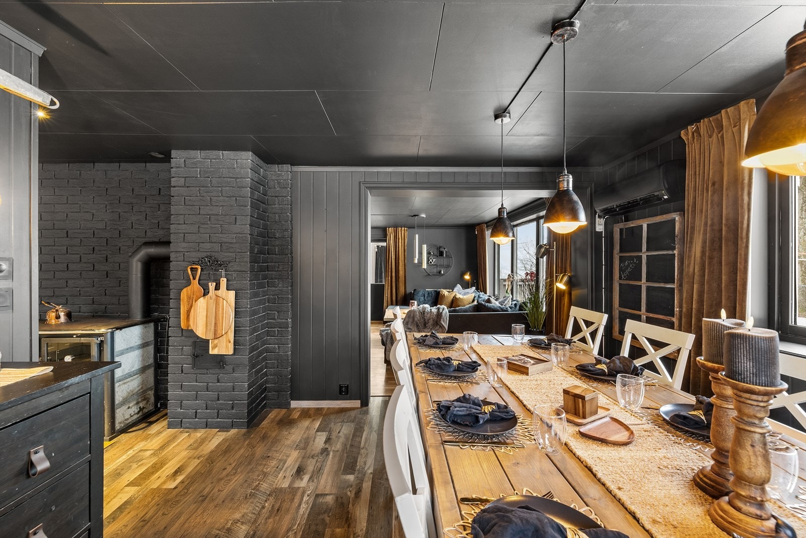 Spisestuen viderefører boligens lune og gjennomførte uttrykk. Galleribilde