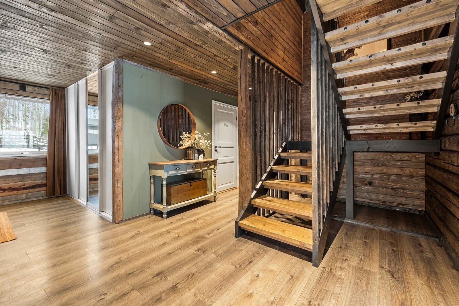 Stor all innenfor døren med rikelig skapplass for en aktiv familie. Galleribilde