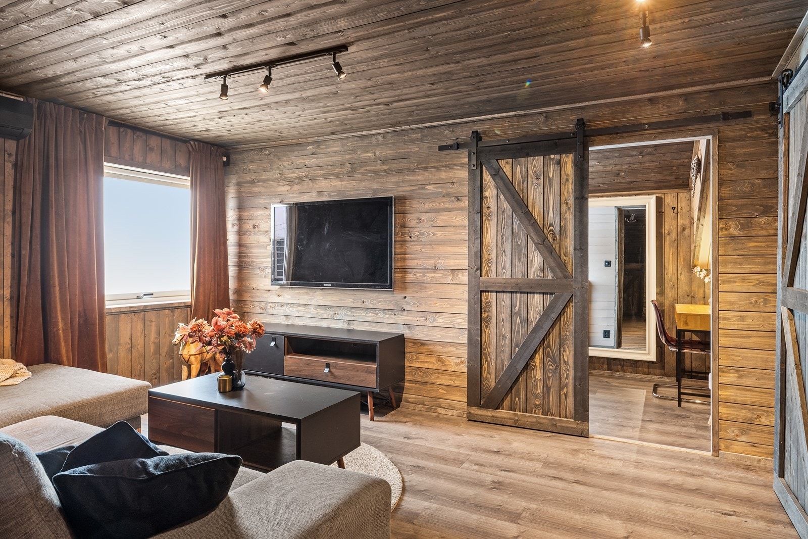 Spesiallagde skyvedører gir et særegent preg og understreker boligens stil. Galleribilde