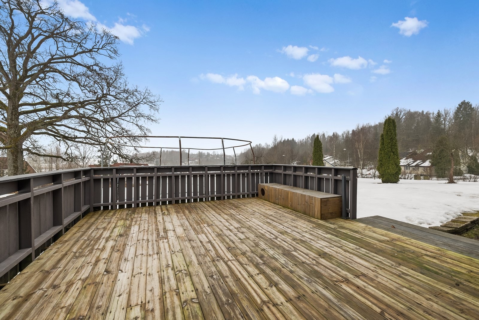 Fra verandaen kan du nyte utsyn mot omkringliggende jorder og grønne omgivelser. Galleribilde