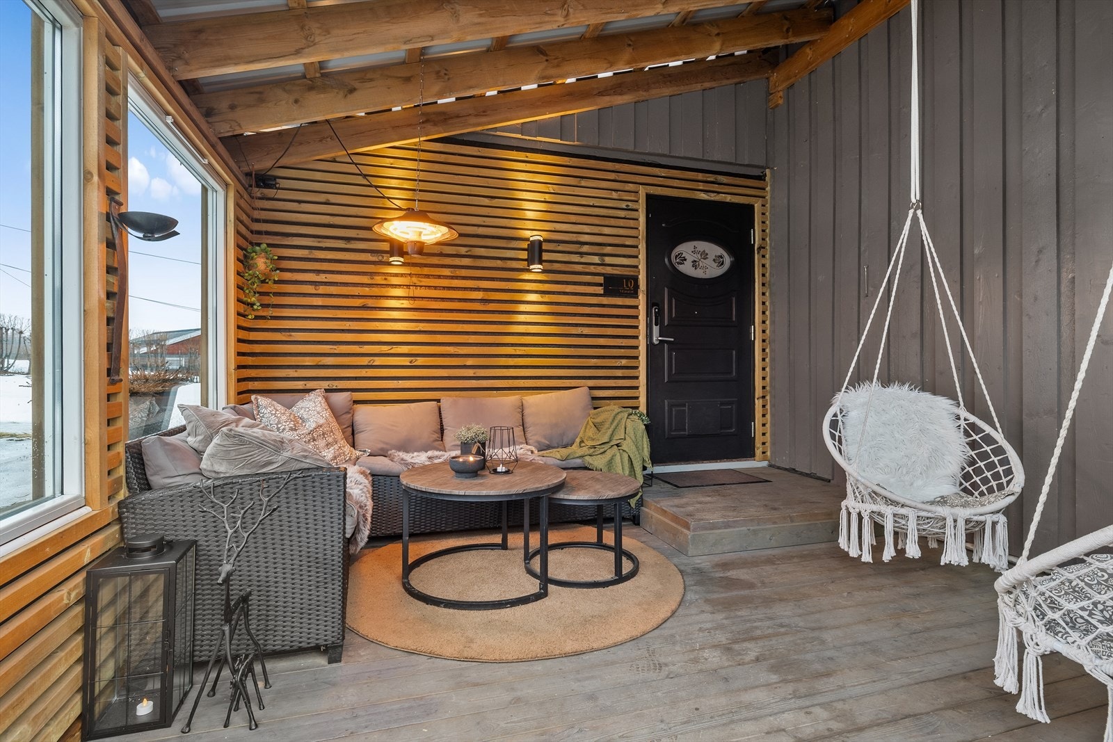 Inngangspartiet er overbygget og er innredet til et innbydene uterom. Tak og vegg er ikke byggemeldt. Galleribilde