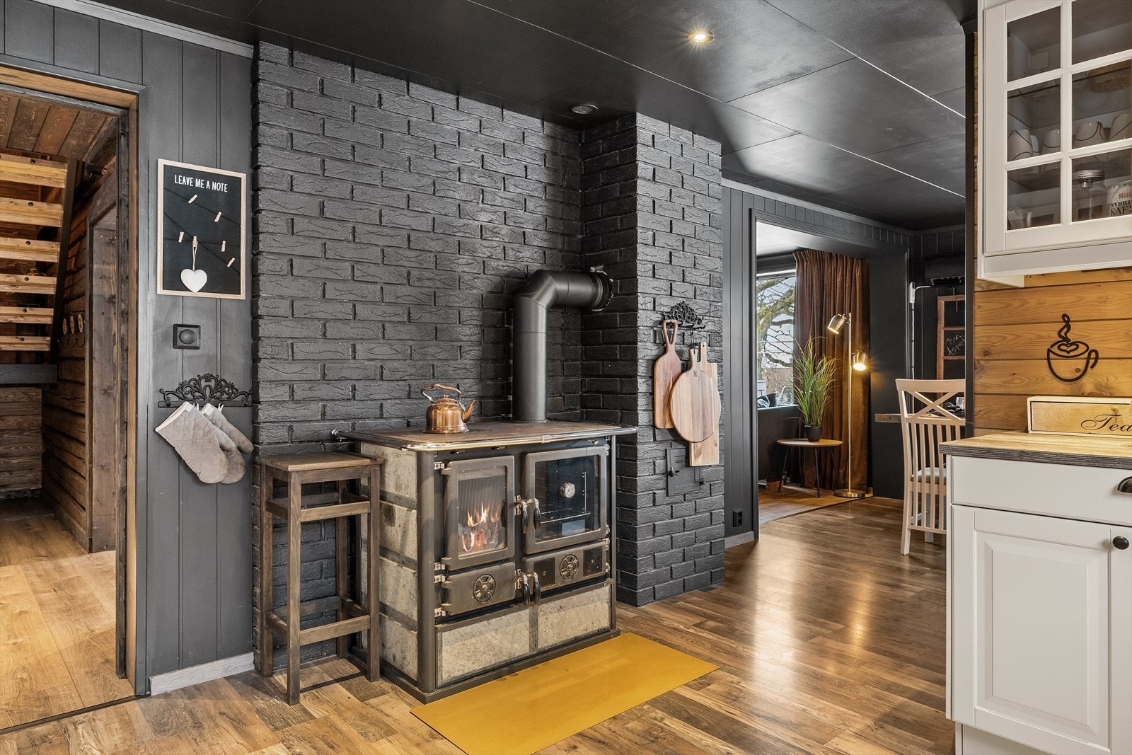 Den flotte ovnen med kleberstein er både et sjarmerende og funksjonelt blikkfang. Galleribilde