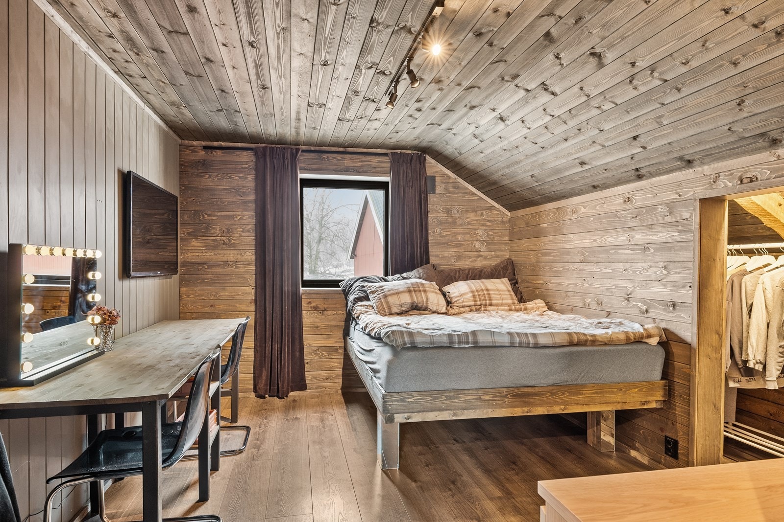 Soverom 2.etg. (søknad om bruksendring er under behandling hos kommunen. pt. ikke godkjent til varig oppholdsrom) Galleribilde