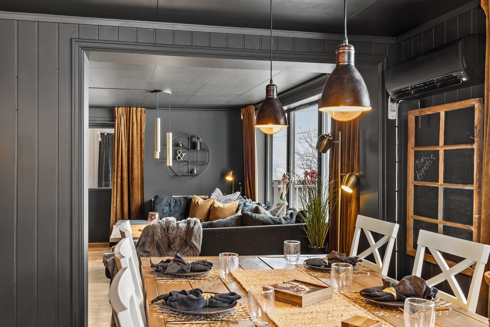 Den separate spisestuen har god plass til langbord og gode måltider med familie og venner. Galleribilde