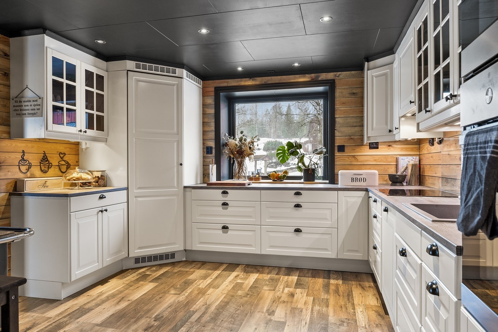 Kjøkkenet har pen innredning og rikelig med skap- og benkeplass. Galleribilde