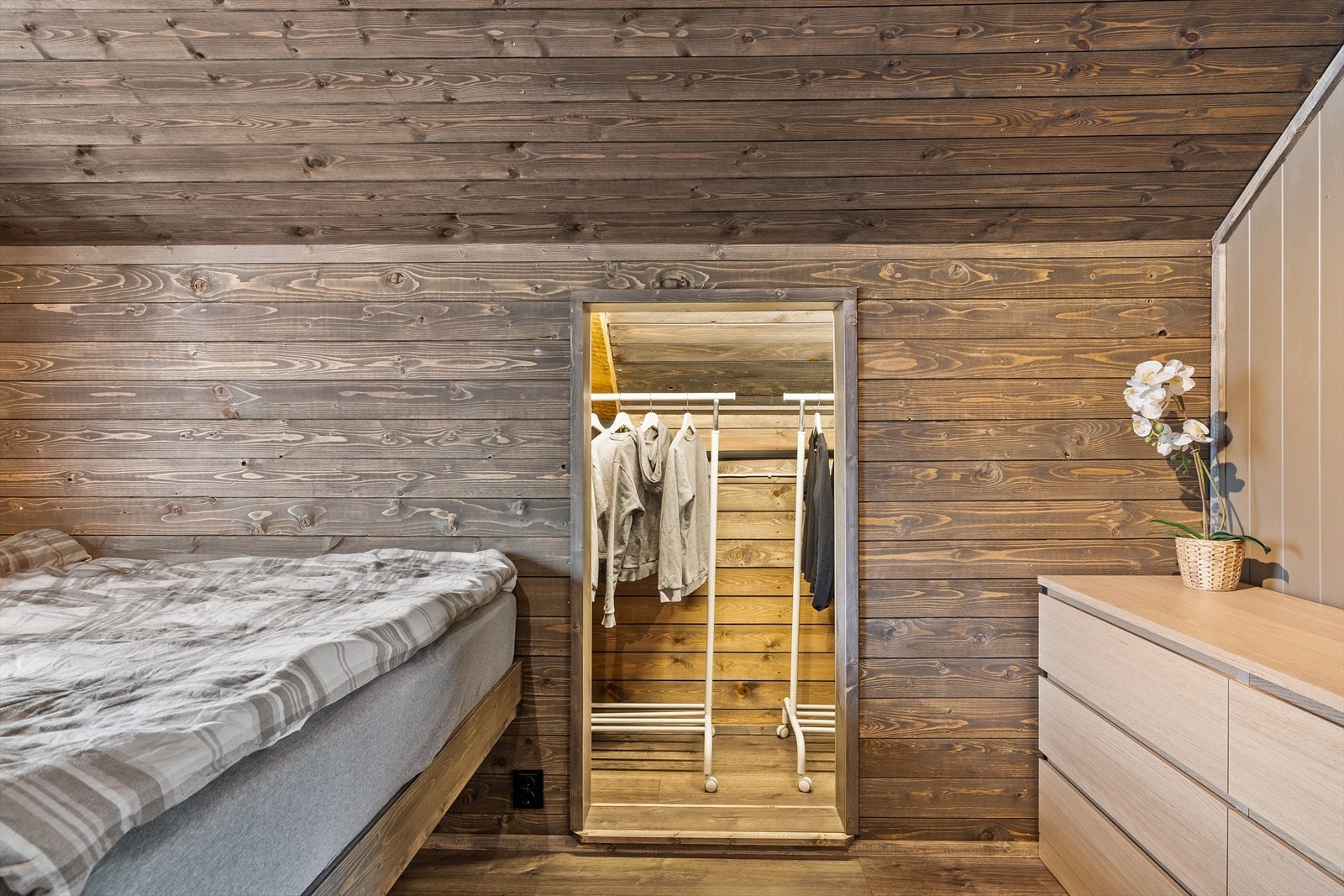 Walk-in-garderobe fra det ene rommet. Galleribilde