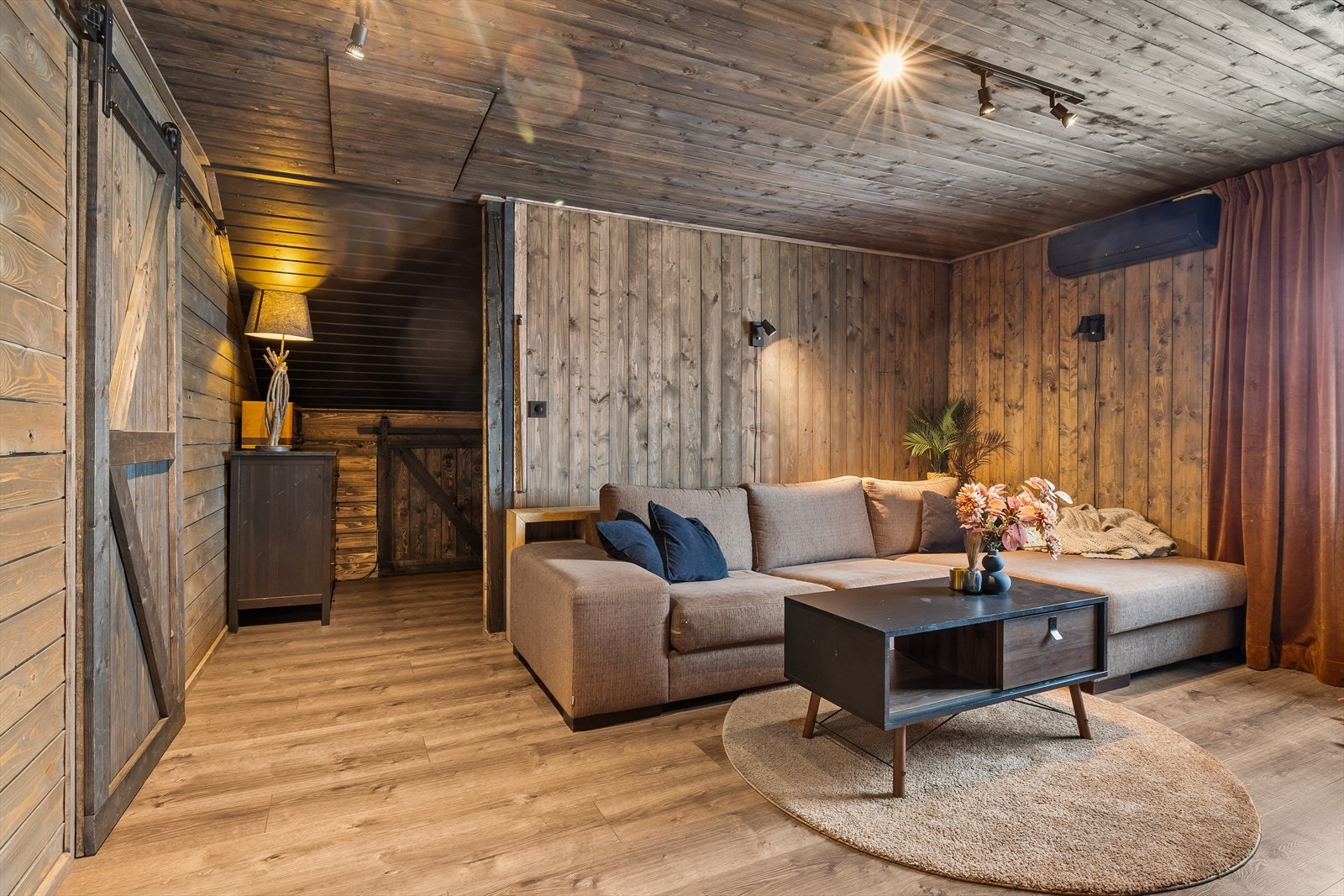 I andre etasje finner du en fin loftsstue og flere gode soverom. Galleribilde