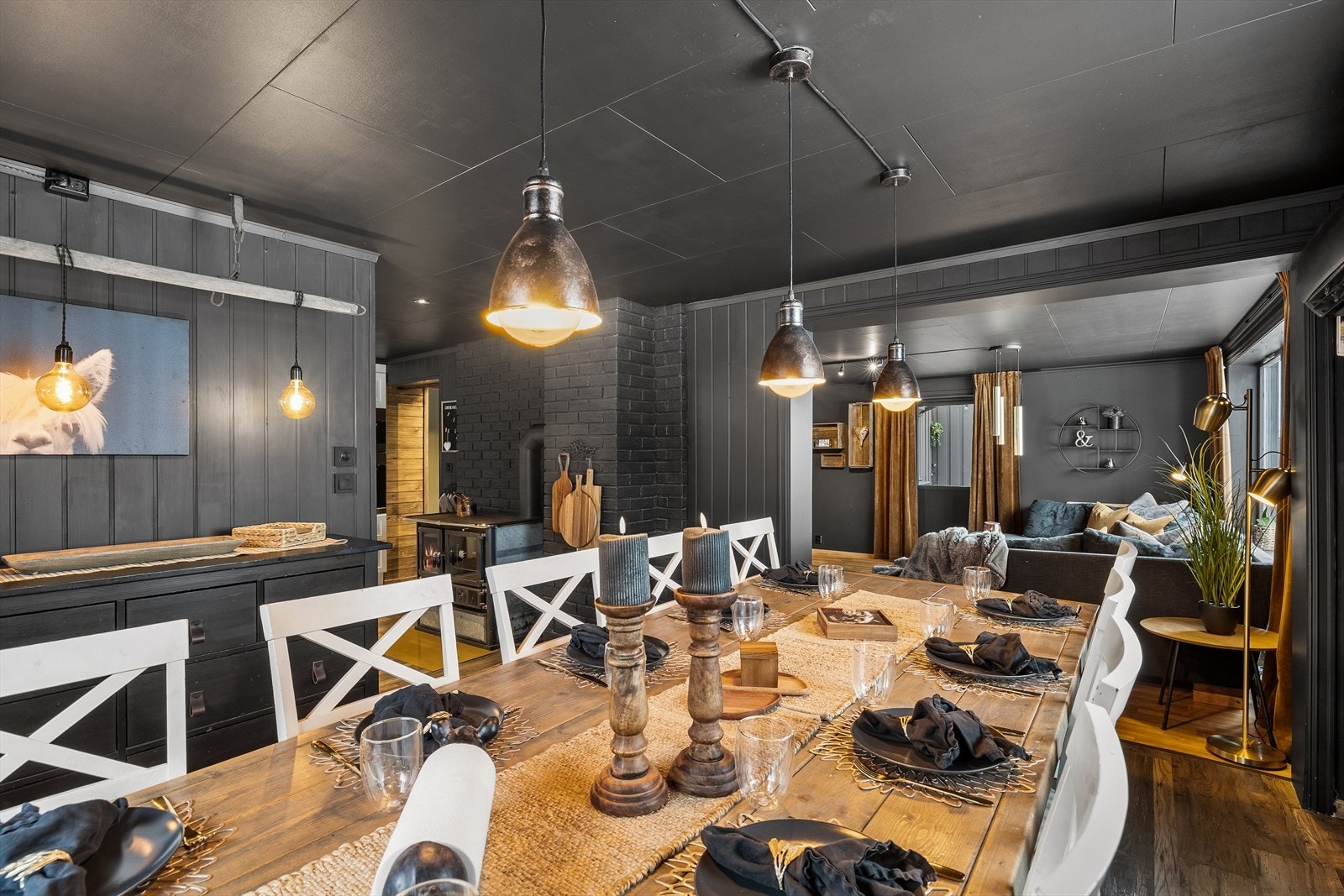 Et hyggelig rom for både hverdagsmiddager og større sammenkomster. Galleribilde