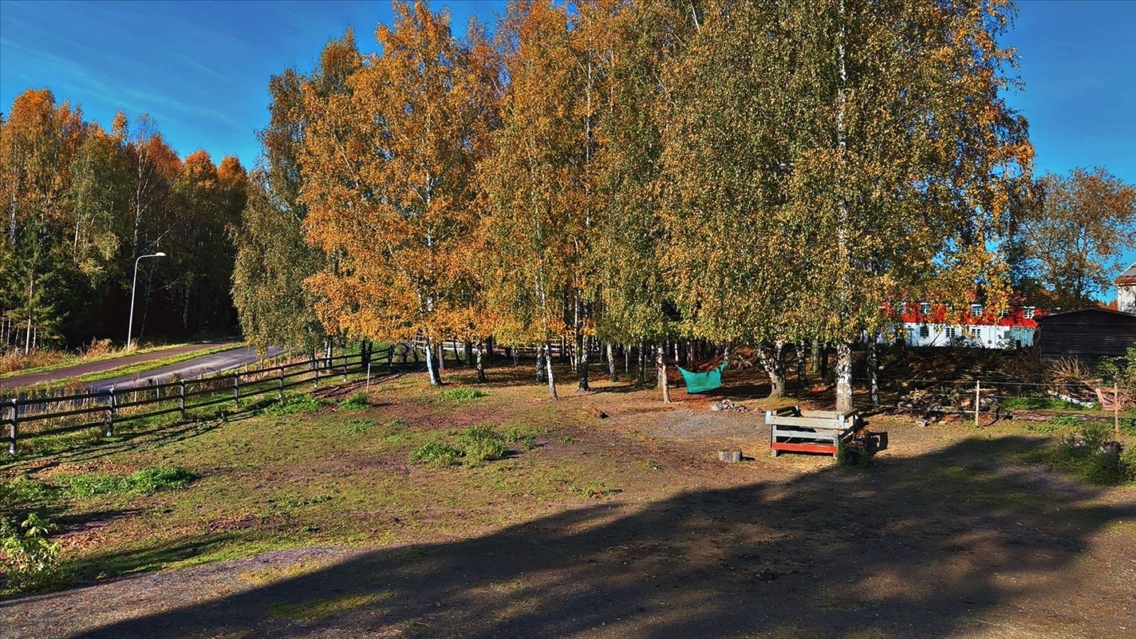 Eiendommen passer godt for deg som ønsker å holde dyr hjemme. Bilde fra selger. Galleribilde